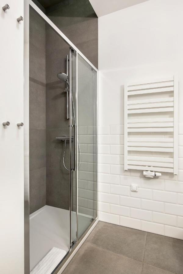 Deluxe One-Bedroom Apartment