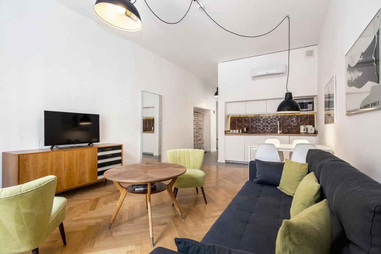 Deluxe One-Bedroom Apartment