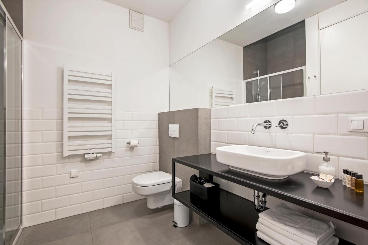 Deluxe One-Bedroom Apartment